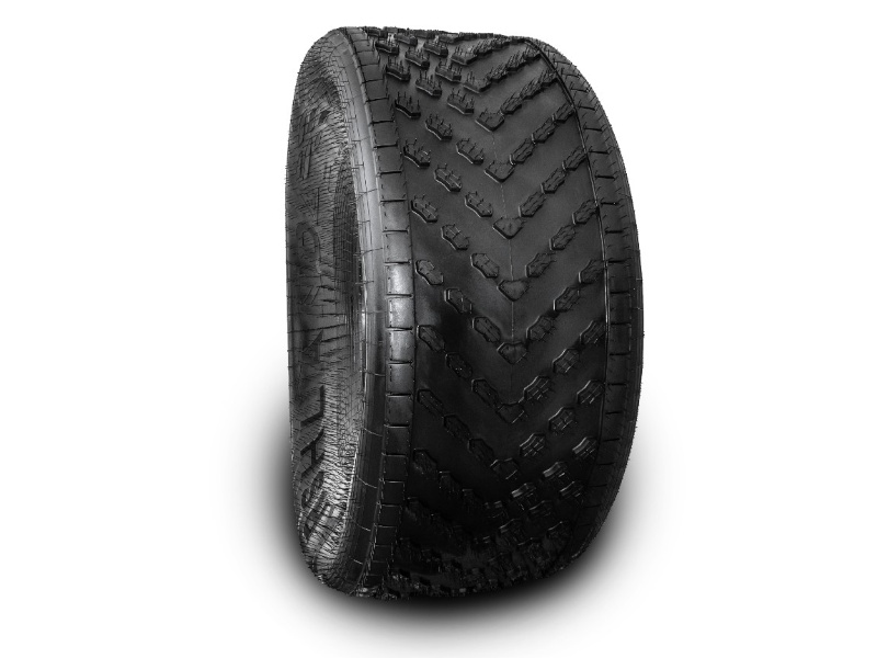 Шина низкого давления MARSHLAND ARCTICTYRE 700/75-25 — 1680×700-635. Крупный план протектора: направленный рисунок и высота грунтозацепа 15 мм. Характеристики: 2 слоя корда, вес 68 кг, индекс нагрузки 108 (1000 кгс), символ скорости F (80 км/ч), рабочее давление 0,05–0,5 кг/см², от -60 до +55 °C, водоизмещение 1330 л. Разработана под вездеходы ТРЭКОЛ, SeverTruck, Росомаха, Лесник, Шаман, Хищник.